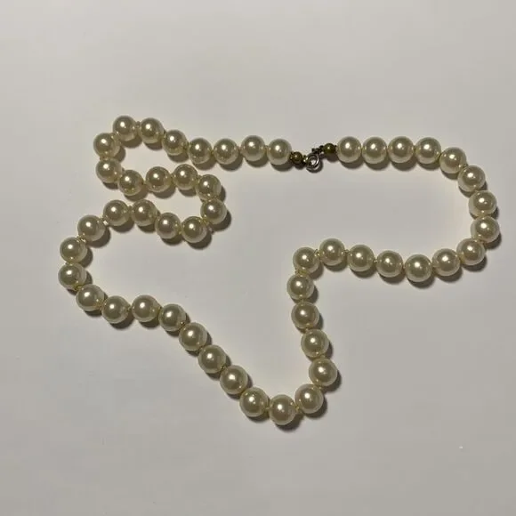 Quality Faux Pearl necklace -Vintage - Picture 2 of 6